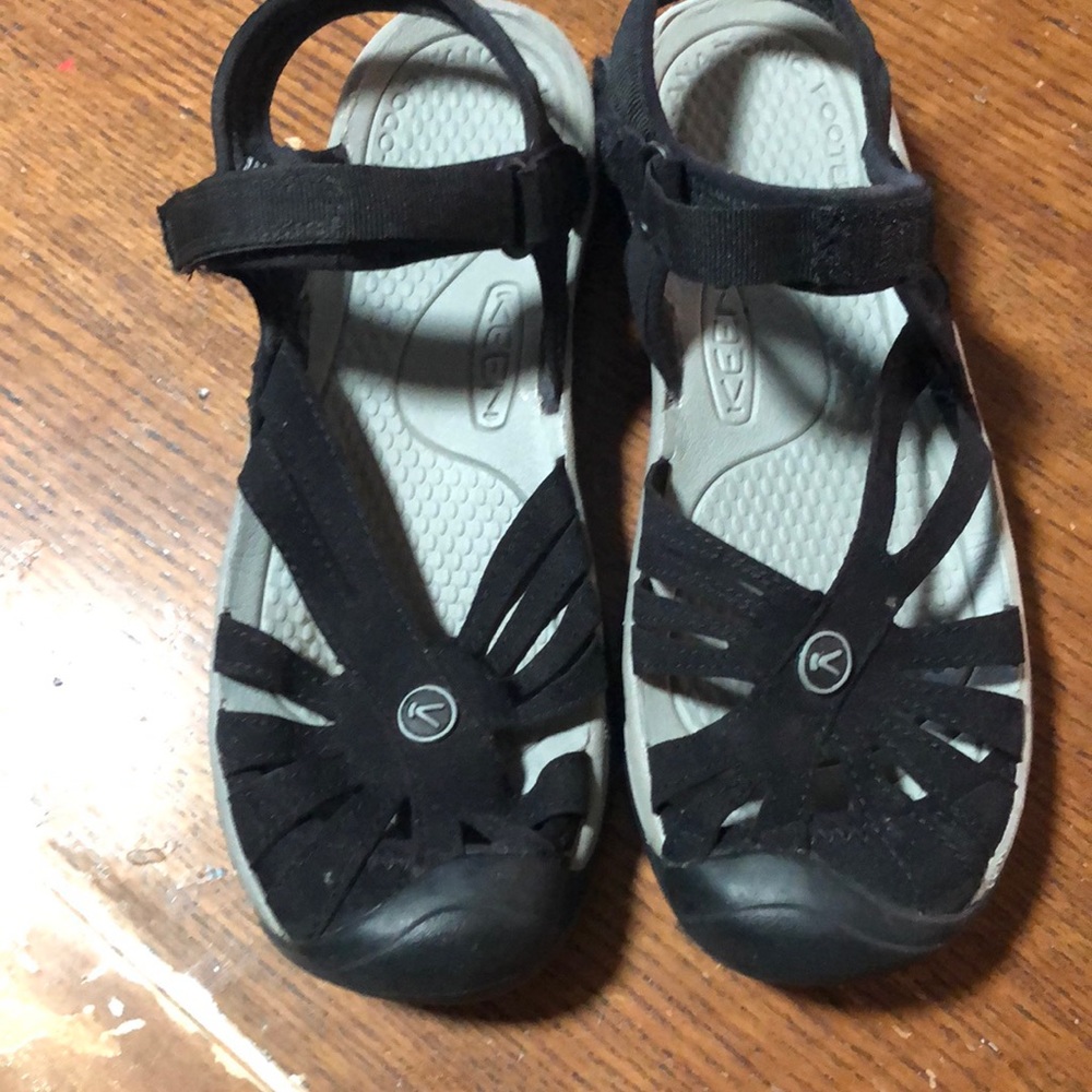Keen closed toe sandals 9.5